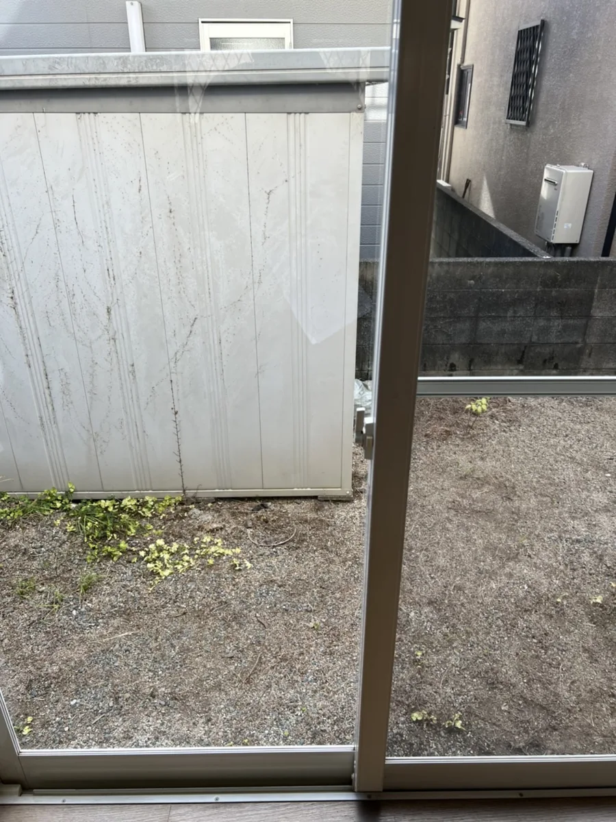 建物の外壁と地面付近の様子