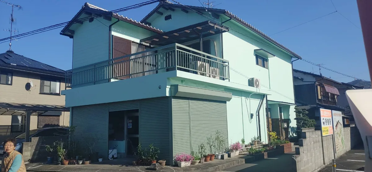 住宅外観と前面の空間